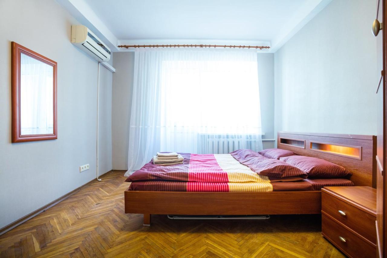 Apartment near metro Pecherskaya Kiev Bagian luar foto